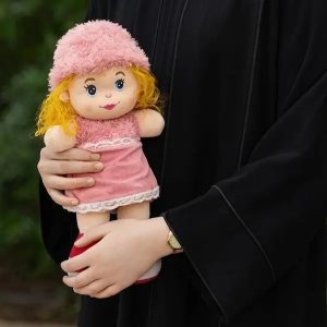 عروسة كيوت بتصميم ناعم وألوان زاهية