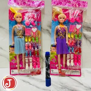 دمية أزياء مع إكسسوارات على غرار باربي