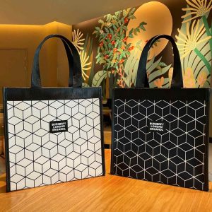 حقيبة يد قماشية كبيرة بتصميم هندسي